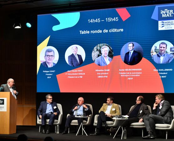 Table ronde de clôture lors du salon Intermat avec des experts du secteur de la construction, discutant des enjeux et innovations.
