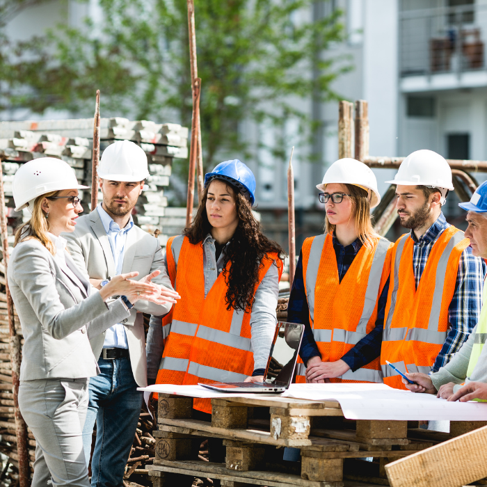 Groupe de personnes sur un chantier.