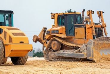 Engins de chantier sur un site de travaux agricoles et d’aménagement du sol