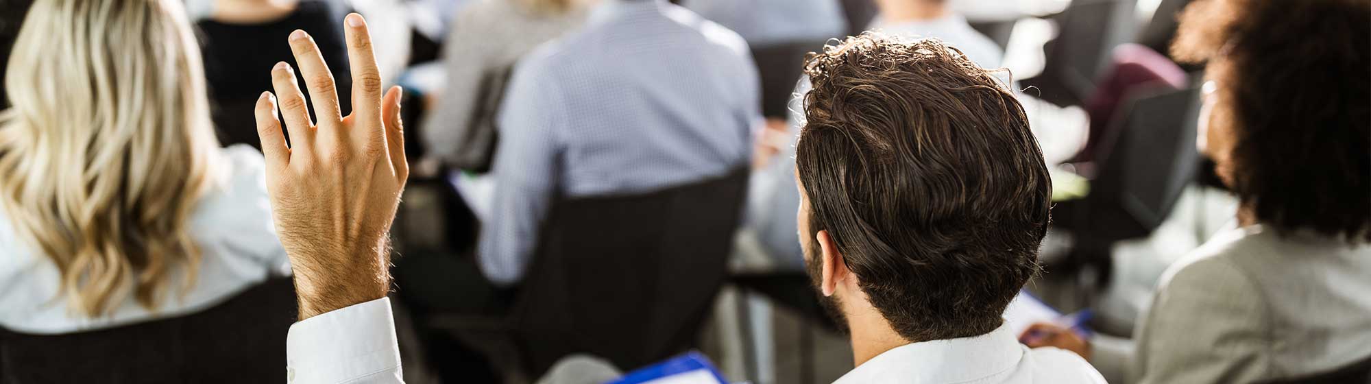 Un visiteur pose une question sur le salon INTERMAT