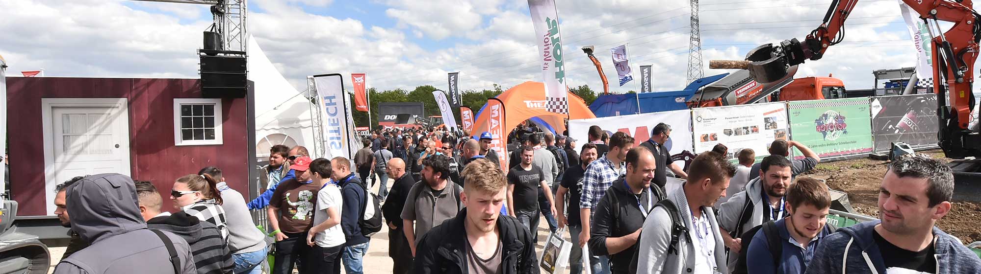 Des visiteurs du salon INTERMAT en exterieur