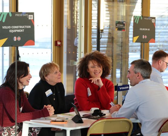 Groupe professionnel composé d'un homme et de trois femmes discutant lors de la journée de presse Press Day d'Intermat