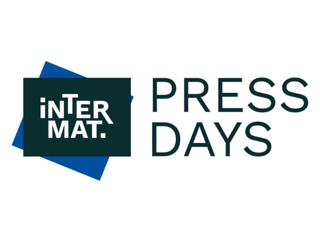 Groupe professionnel composé d'un homme et de trois femmes discutant lors de la journée de presse Press Day d'Intermat