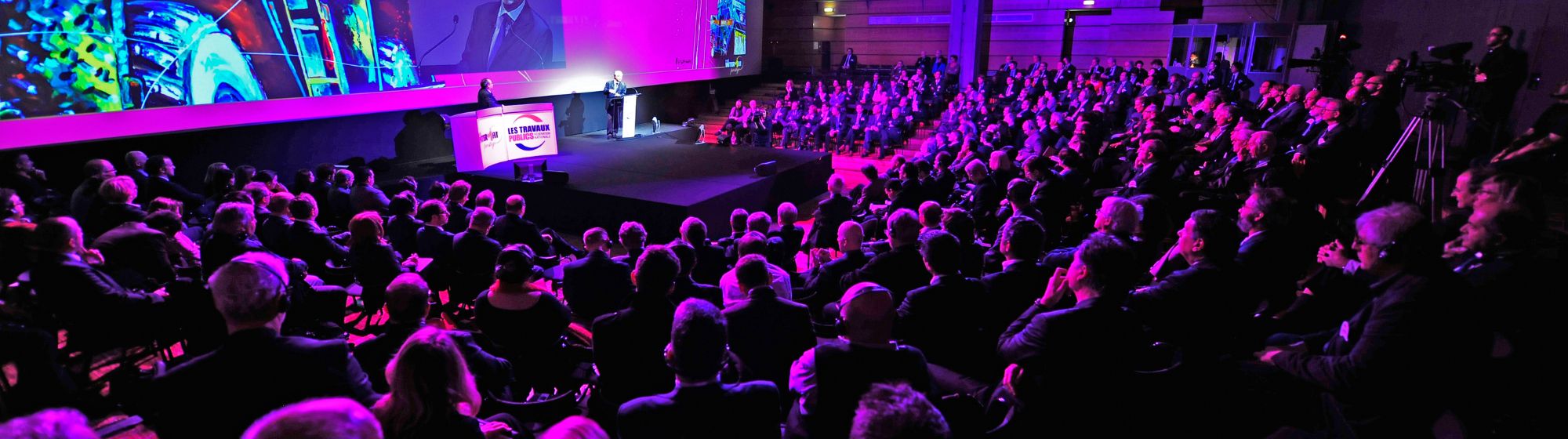 Assemblée réunie lors d'un salon INTERMAT 