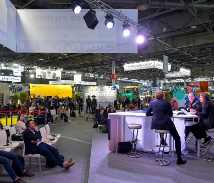 Conférence sur le salon Intermat avec public et stands industriels