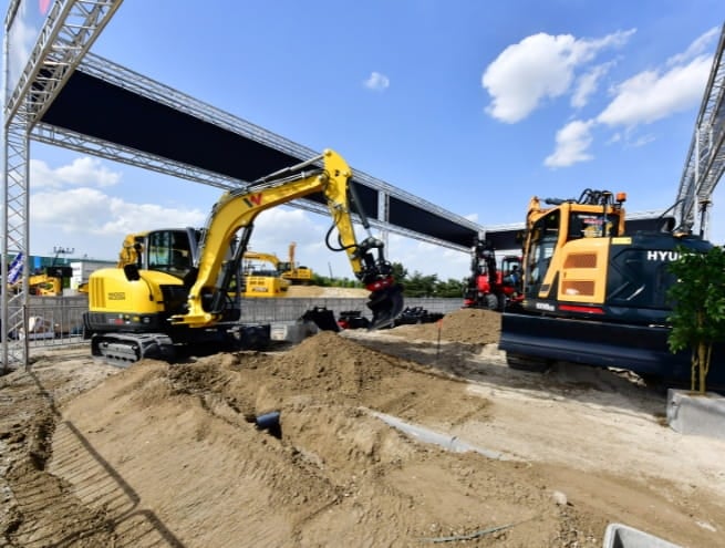 photo d'engins de génie civil sur terrain t'enrainement INTERMAT 2024