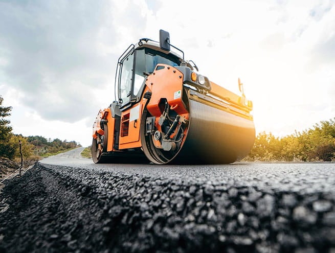 Machine de construction d'une route