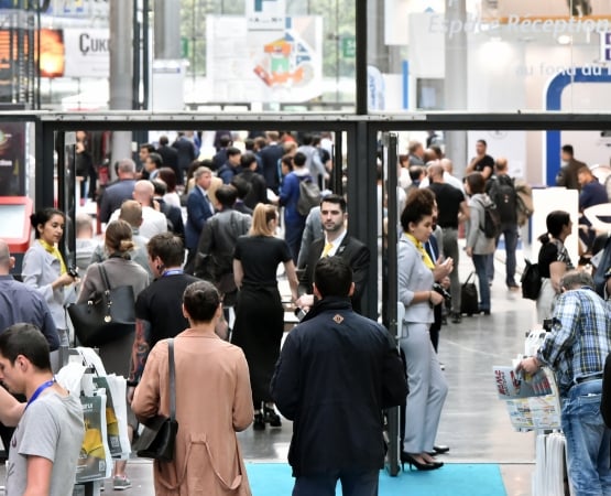 Foule entrant dans un salon