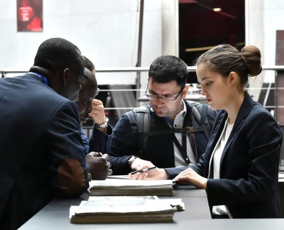 Groupe de personnes ayant un échange en consultant un document